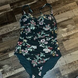 Beautiful full piece bathing suit 
Size 6 US 
Runs on the smaller side